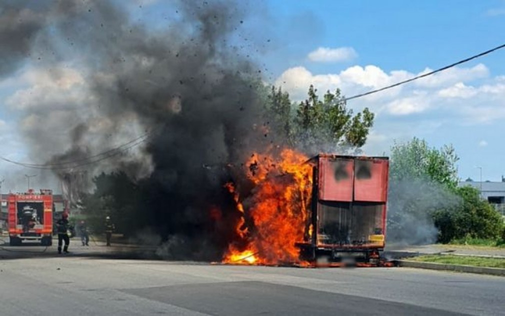 VIDEO. Camion în flăcări pe centura orașului Târgoviște