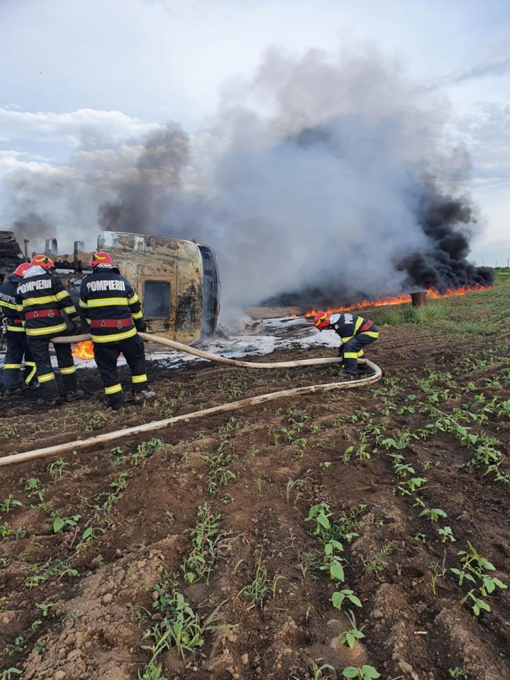 VIDEO O cisternă cu motorină răsturnată pe un drum din Brăila a explodat