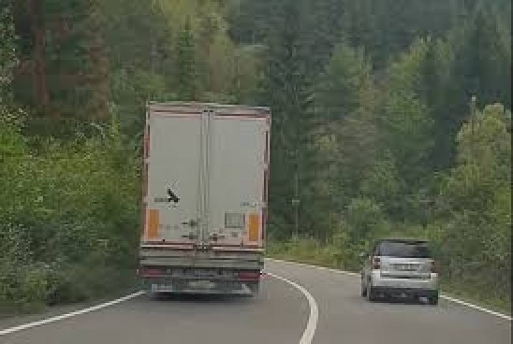 VIDEO Șofer de camion, depășire kamikaze pe line continuă