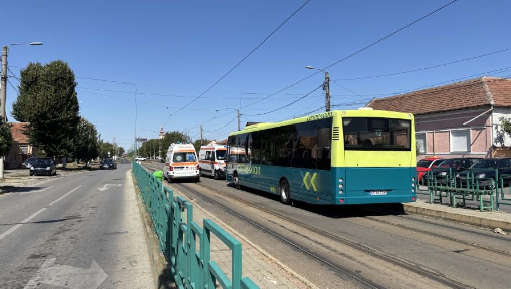 Autobuz cu pasageri, lovit de camion