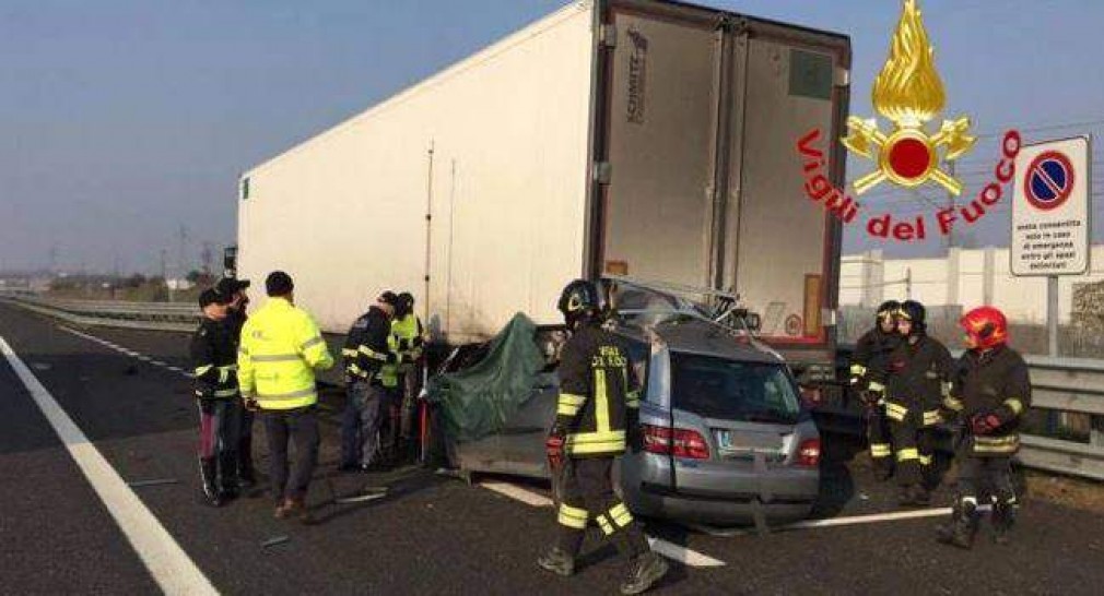 Doi morți după ce mașina lor sa intrat sub camionul unui șofer român profesionist