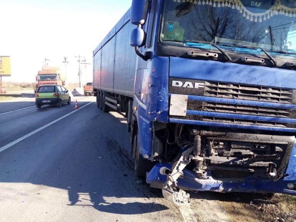 Un șofer de camion a intrat într-un cap de pod