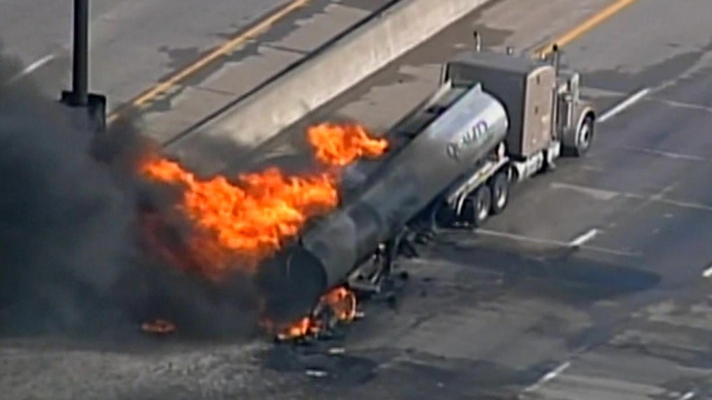 VIDEO O autostradă se prăbuşeşte, după ce o cisternă ia foc
