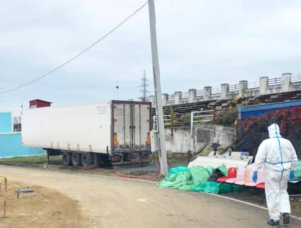 Timișoara: Remorca unui camion pe post de morgă pentru decedații de COVID