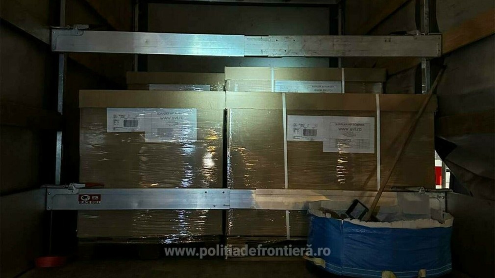Un șofer de camion a camuflat 3 migranți în cutii de carton