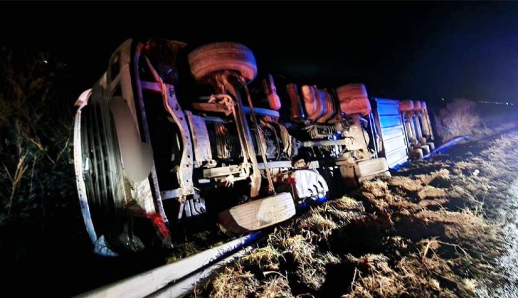 Camion răsturnat pe E85 în Neamț