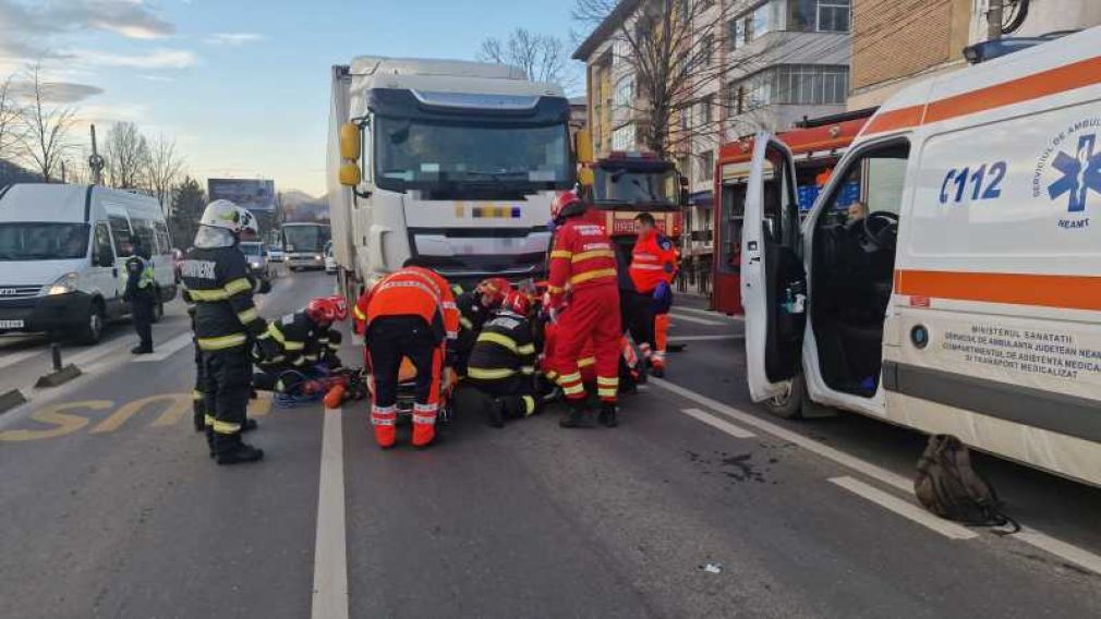 Un bărbat a fost lovit de un camion pe o trecere de pietoni din Neamţ