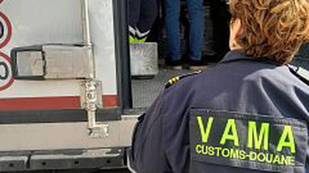 Poliția a găsit 5,4 milioane de ţigarete ascunse într-un camion înmatriculat în Polonia