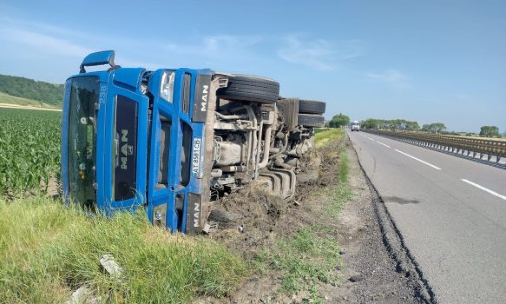 Un camion din Ucraina s-a răsturnat pe E85 în Bacău