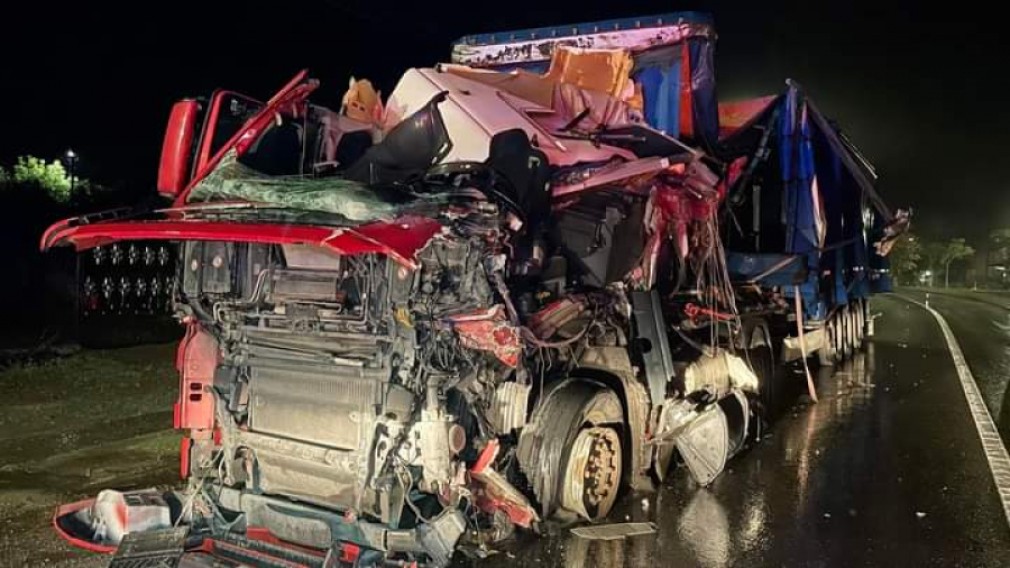 Accident teribil - două camioane s-au izbit frontal