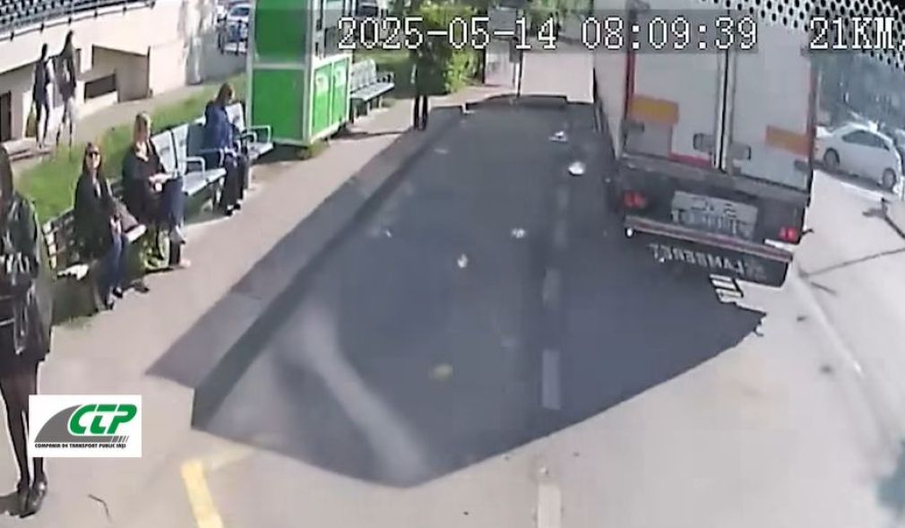 VIDEO Un șofer de camion a acroșat un autobuz din neatenție