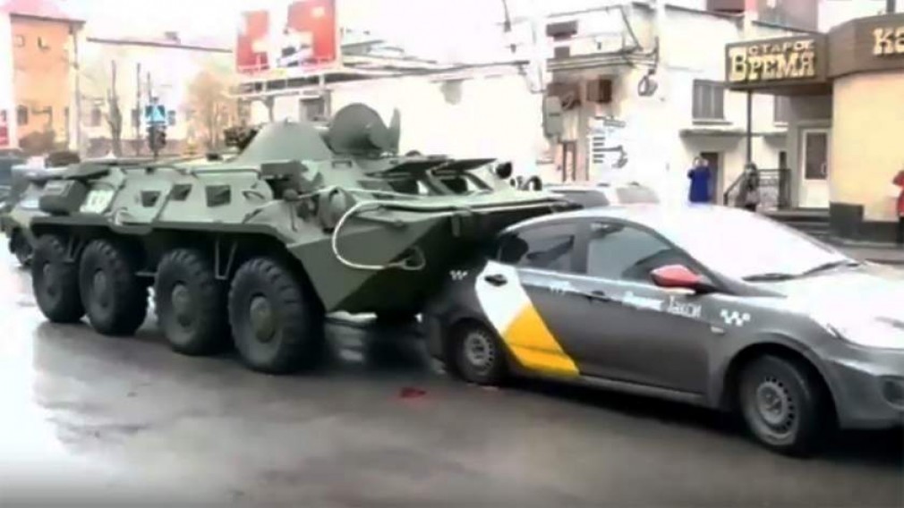 VIDEO: Două TAB-uri rusești au strivit mai multe mașini