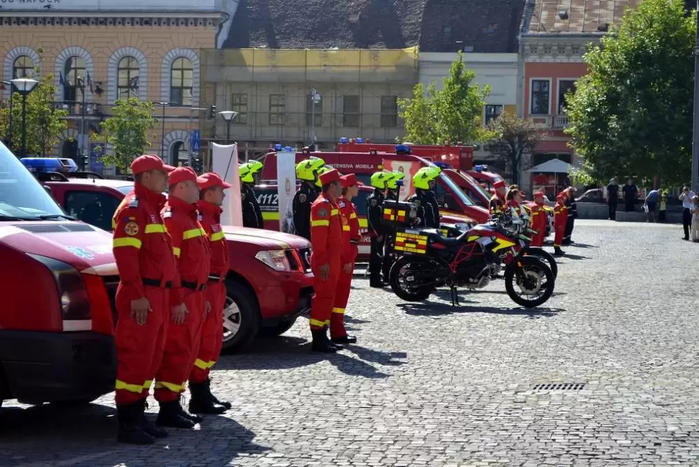 Doi morți după ce un CAMION a lovit un microbuz