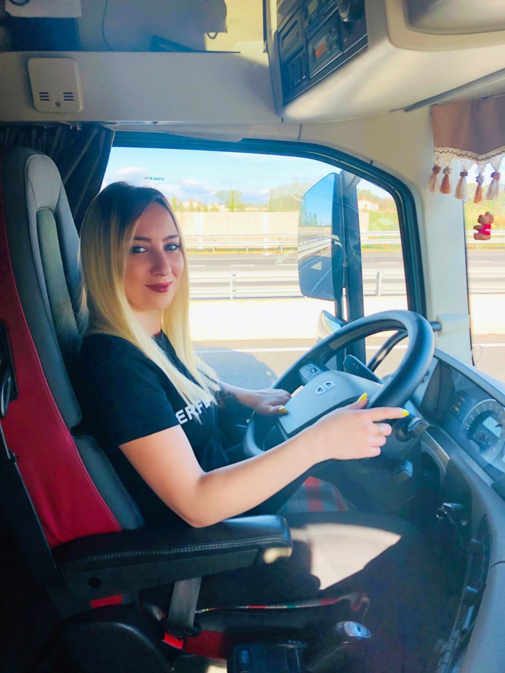 Șoferiță de camion cu 400 mii urmăritori: Câștig, în echipaj cu soțul meu, 5000 euro/lună