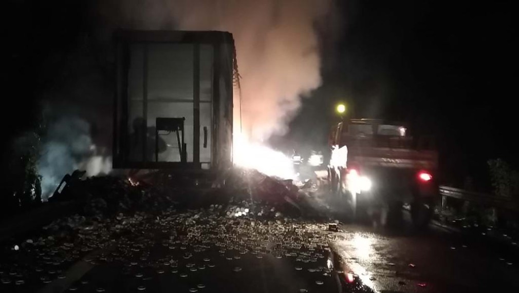 VIDEO. Camion în flăcări pe A1. De la ce s-a aprins?