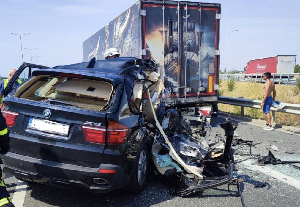 BMW spulberat de un camion. Descarcerarea a intervenit