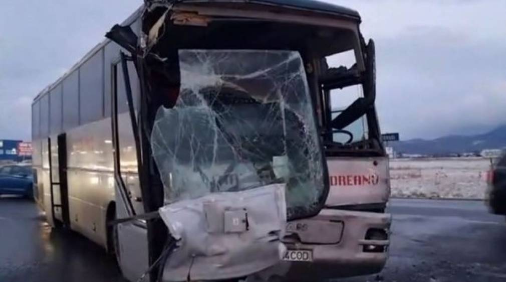 Accident grav, cu două autobuze care transportau muncitori