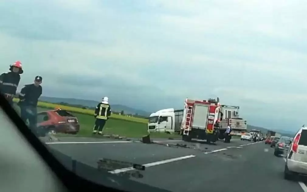 La 82 de ani, i s-a deschis capota în mers și s-a izbit de un TIR
