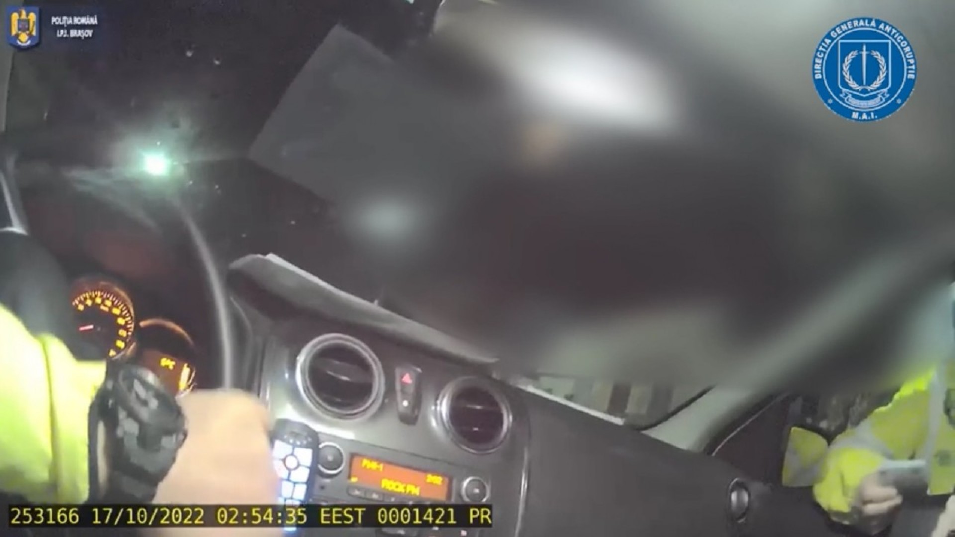 VIDEO. Brașov: Șofer profesionist, filmat când încearca să dea mită unui polițist