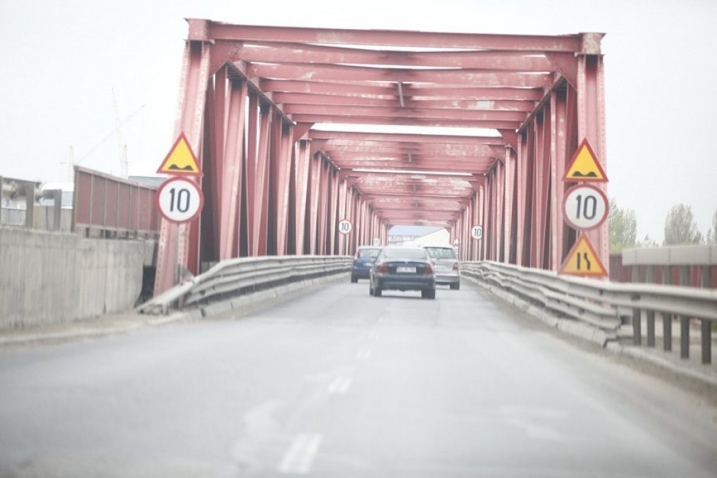 Circulația pe Podul de la Mărăcineni va fi reluată pe un fir
