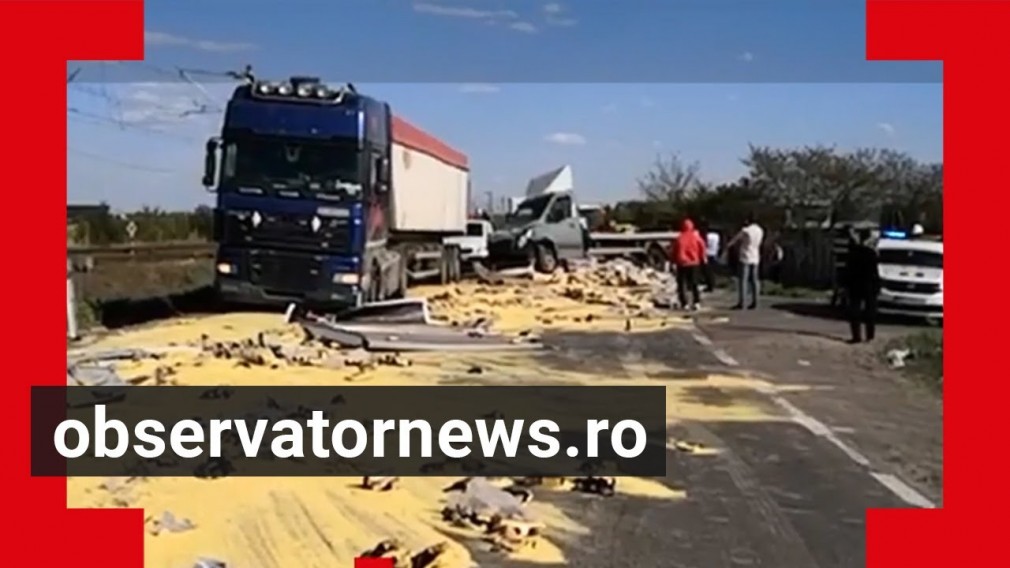 VIDEO. Camion plin cu mălai, răsturnat. O persoană, rănită şi trei autovehicule, avariate