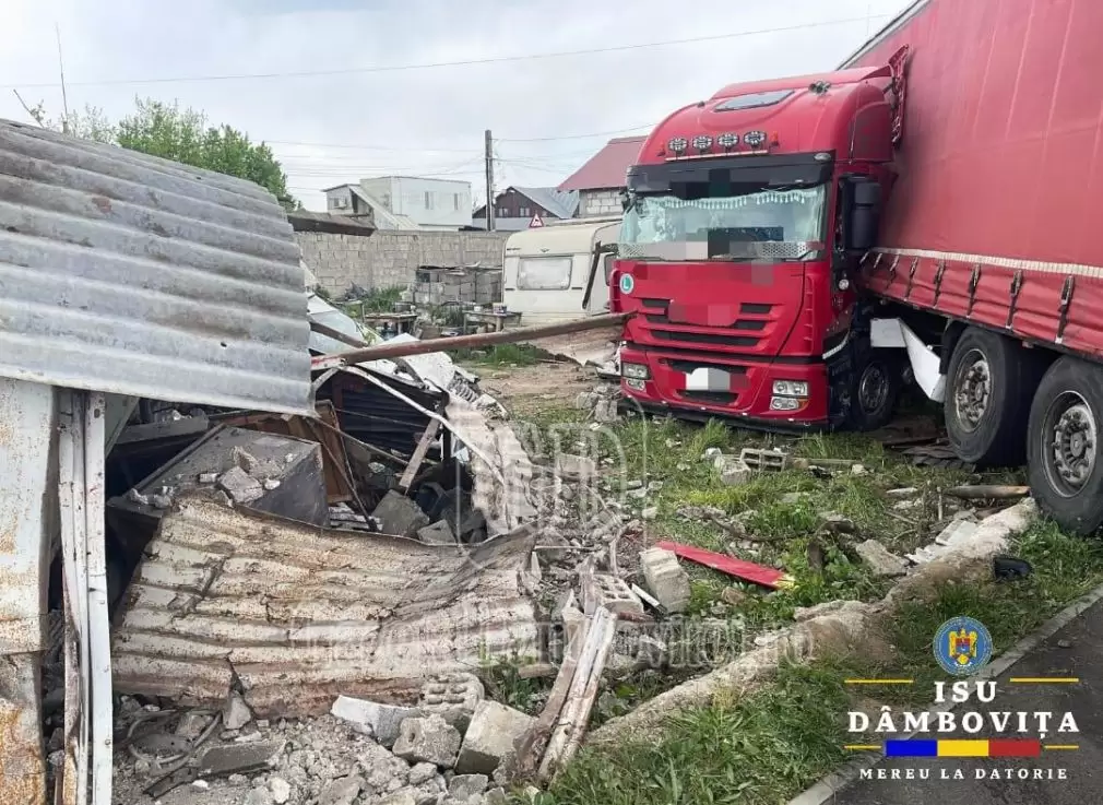 Un camion a lovit un autoturism și a ricoșat într-o curtea