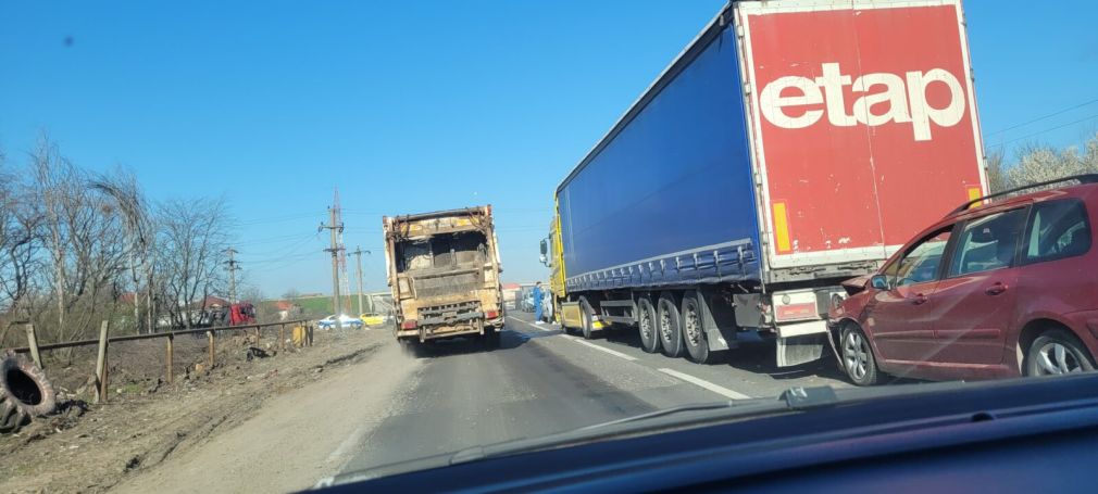 Accident în lanț cu un camion și 4 autoturisme pe Centura București