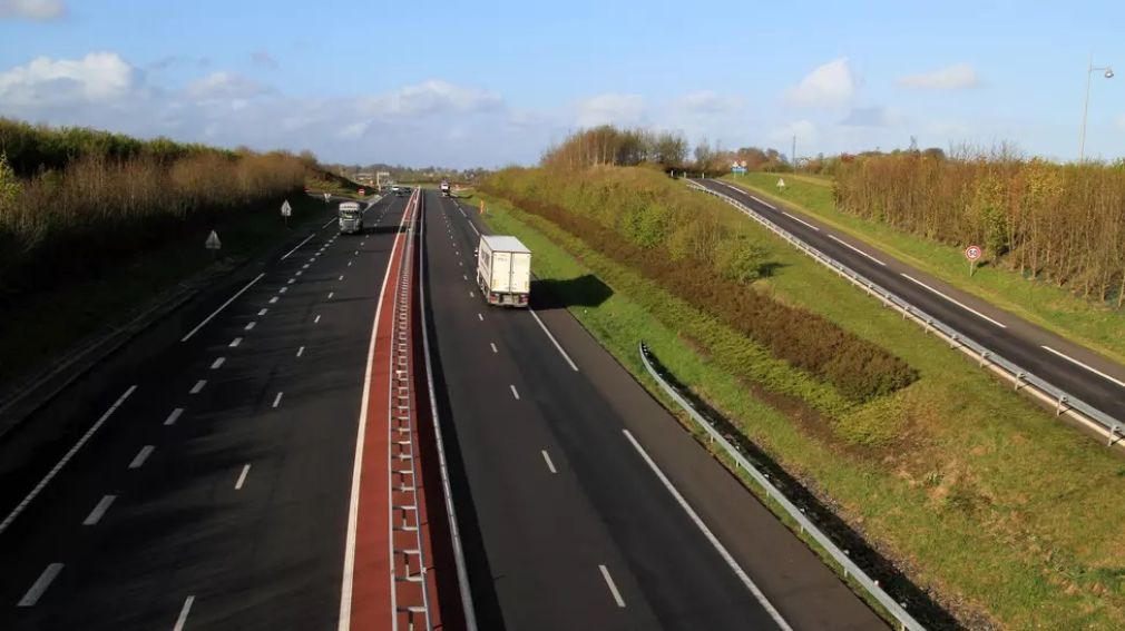 Un camion a lovit un altul. Șoferul unuia din camioane se oprise să salveze o fată