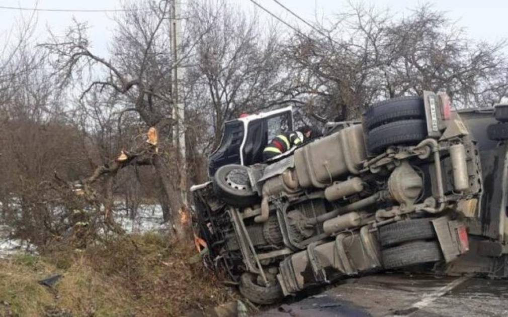 Traficul pe DN17 a fost întrerupt opt ore, după ce un camion s-a răsturnat peste un autoturism