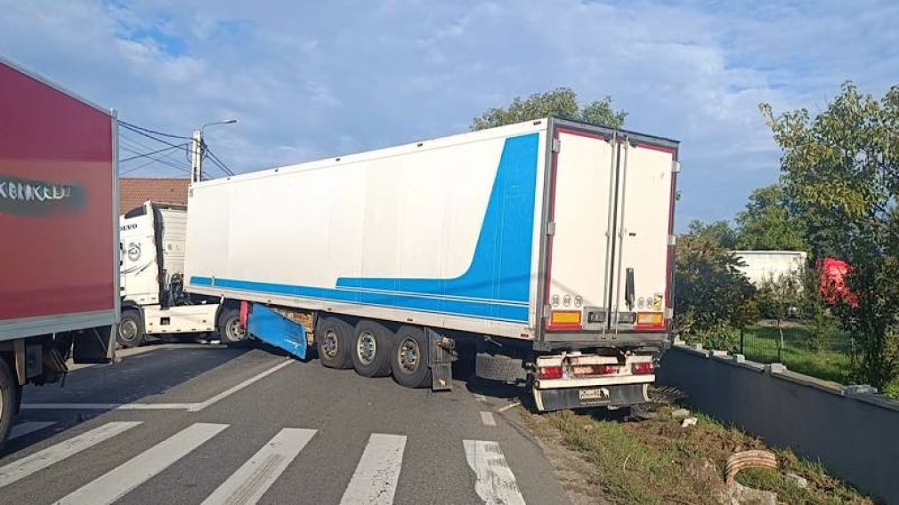 Trafic complet blocat. Un camion s-a pus de-a curmezișul