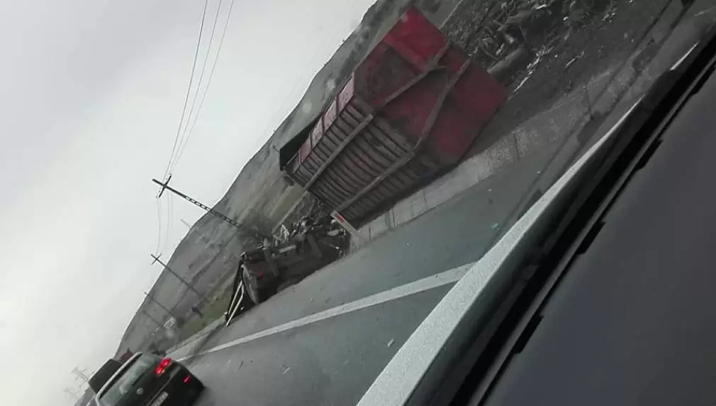 FOTO. Un CAMION a ajuns în șanț