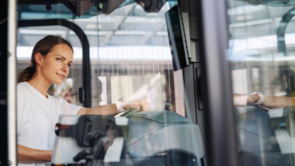 Parlamentul European aprobă: Tinerii de 18 ani pot conduce camioane, cei de 21 de ani - autobuze