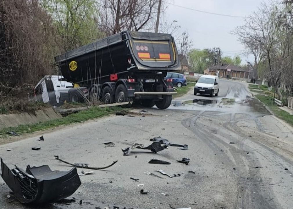 Un camion a lovit un autoturism. Victima, salvată de un polițist aflat în afara programului