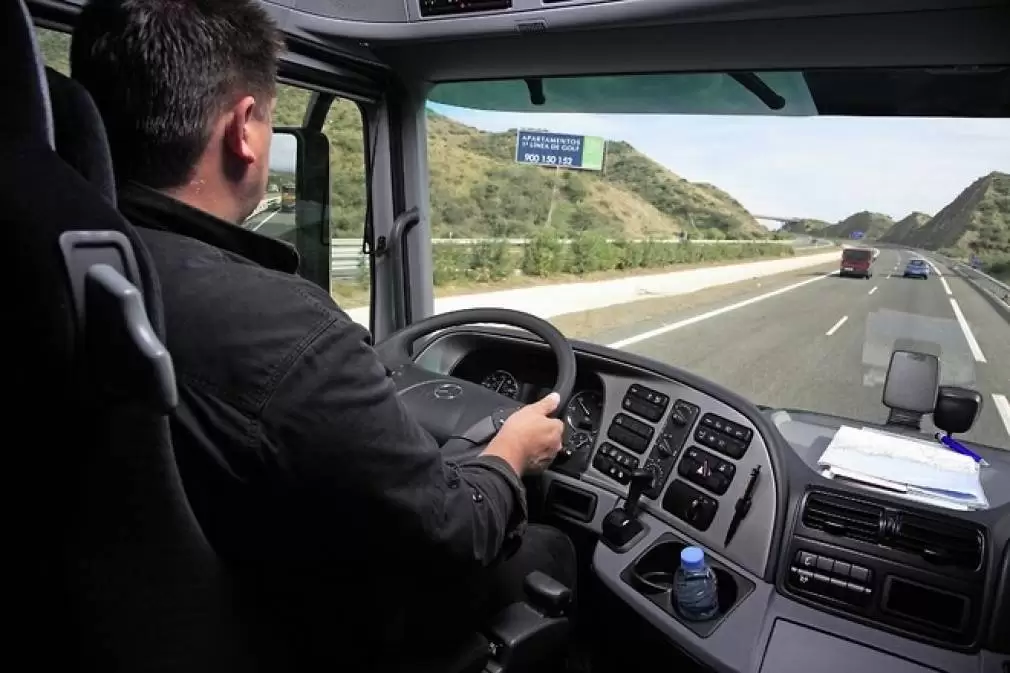 Șoferii de camion ucraineni părăsesc Occidentul și se înrolează în armată pentru a-și apăra țara