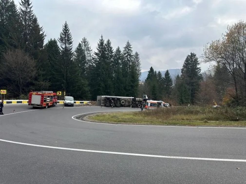 Un camion s-a răsturnat la coborâre pe un drum în serpentine