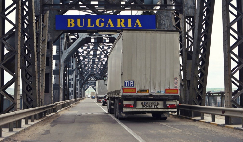 Camioanele așteaptă 4 ore la Vama Giurgiu. A fost întrerupt curentul și nu a putut fi încasată taxa de pod