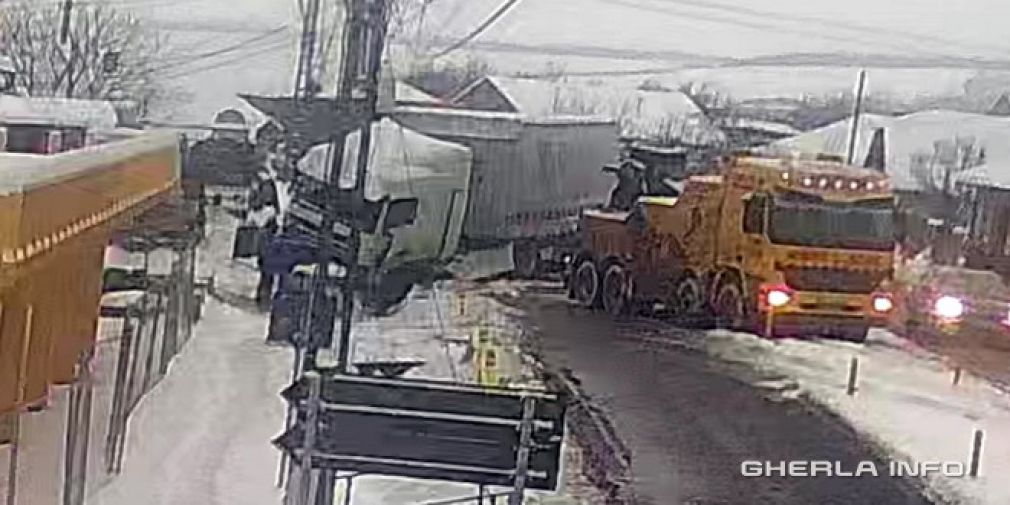 VIDEO Momentul incredibil în care un camion derapează și lovește un stâlp