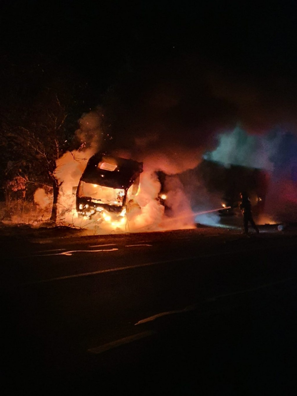 Un camion încărcat cu PVC a ars aproape complet după un accident
