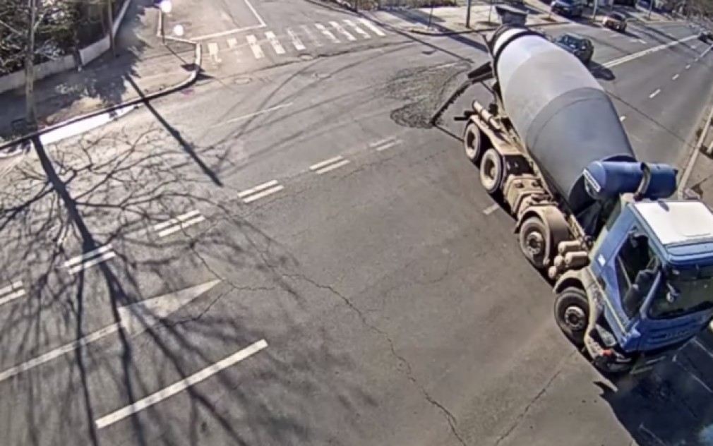VIDEO O betonieră rămâne fără încărcătură într-o intersecție din București. Viteză prea mare