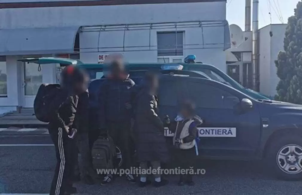 Familie din Camerun, prinsă în camion lângă graniță