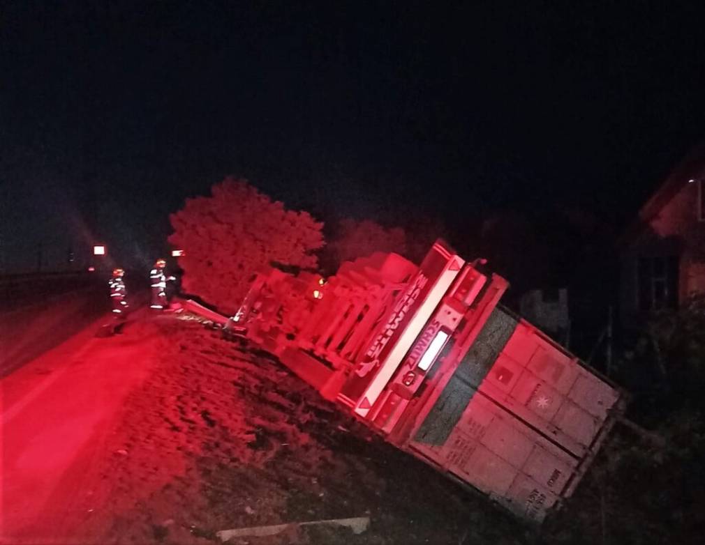 Camion din Ucraina, răsturnat la intrarea în Huși. Șoferul a refuzat să fie dus la spital