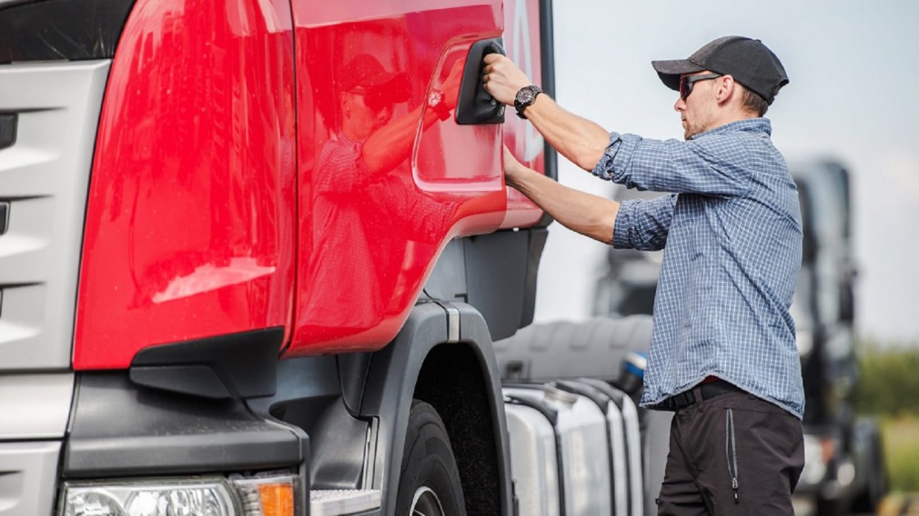 ANALIZĂ. În transportul rutier de mărfuri nu lipsesc șoferii de camion, ci condițiile decente de muncă