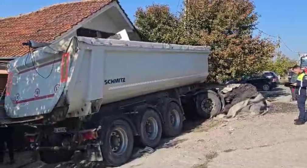 VIDEO. Un camion a lovit grav o femeie