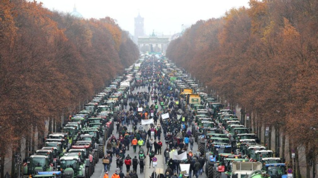 FOTO Germania, blocată de tractoare și de greva fermierilor
