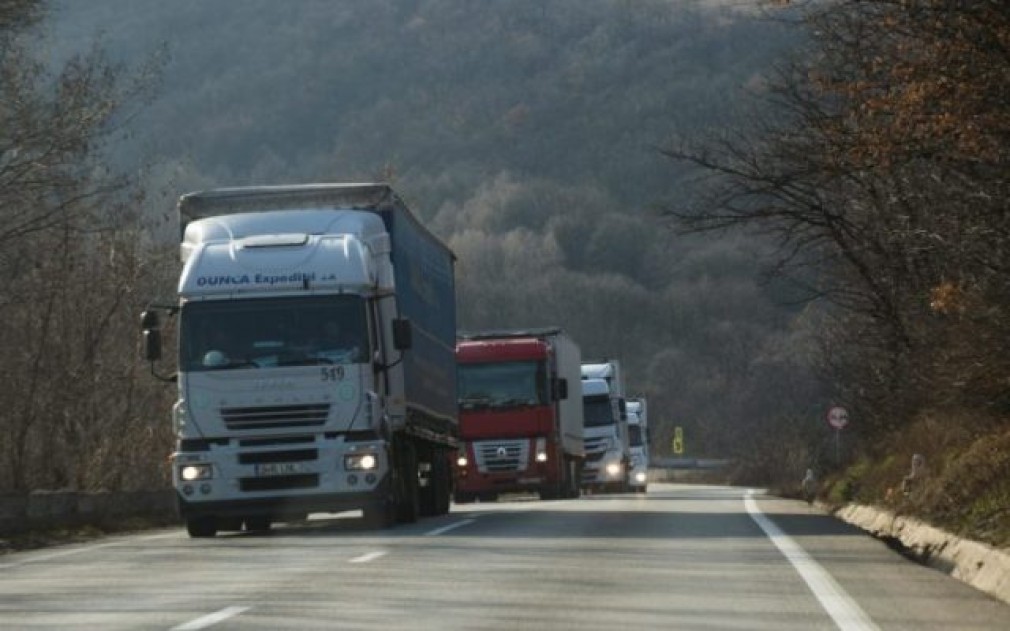 Coadă de camioane de 17 kilometri la Vama Siret, la intrarea în țară. Cauza: lipsa de personal