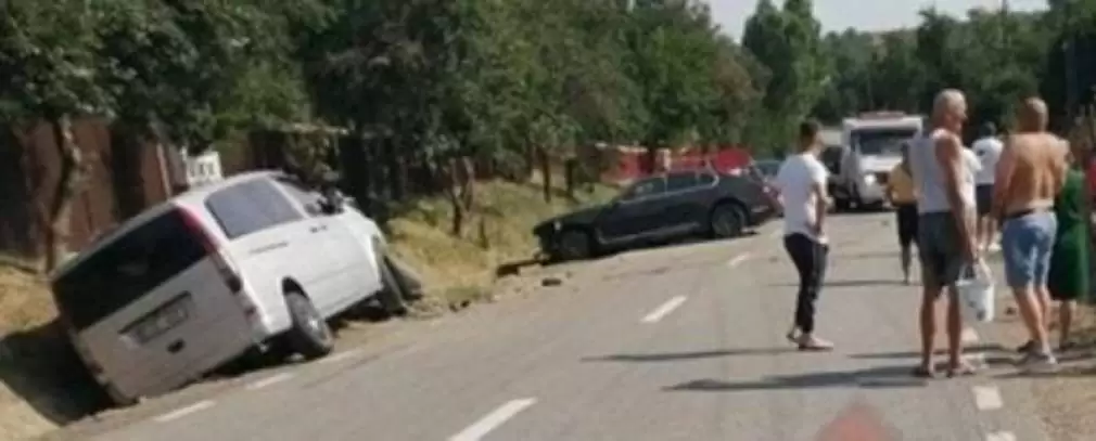 Un microbuz s-a lovit de o mașină: 6 persoane au ajuns la spital