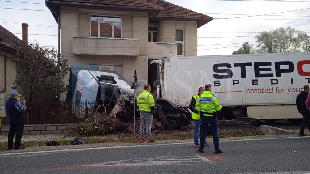 VIDEO Un camion a spulberat o casă. Ar fi condus peste program și era obosit