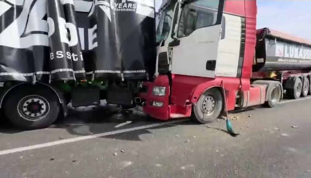 Un camion încărcat cu azotat de amoniu s-a ciocnit de un alt camion