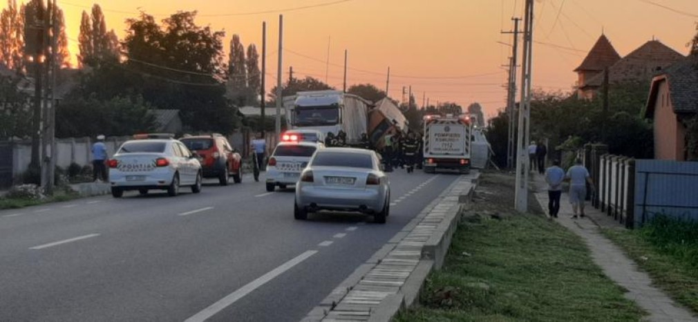 Un microbuz plin cu bulgari a intrat cu viteză într-un camion staționat