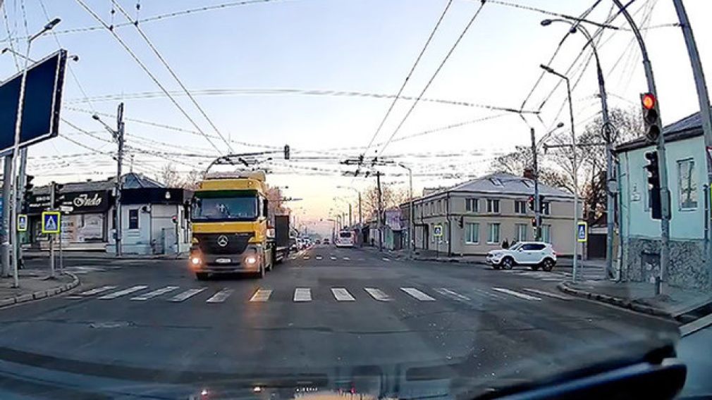 Accident între un troleibuz și un camion. Unde s-a petrecut?